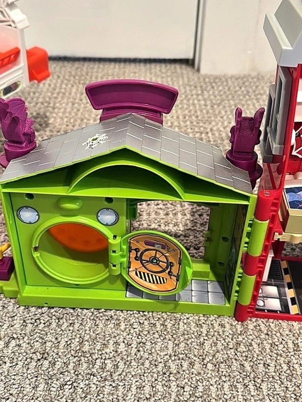 Hasbro Playskool Heroes Marvel Super Hero Adventures Spider-Man Web-Quarters - Picture 3 of 3